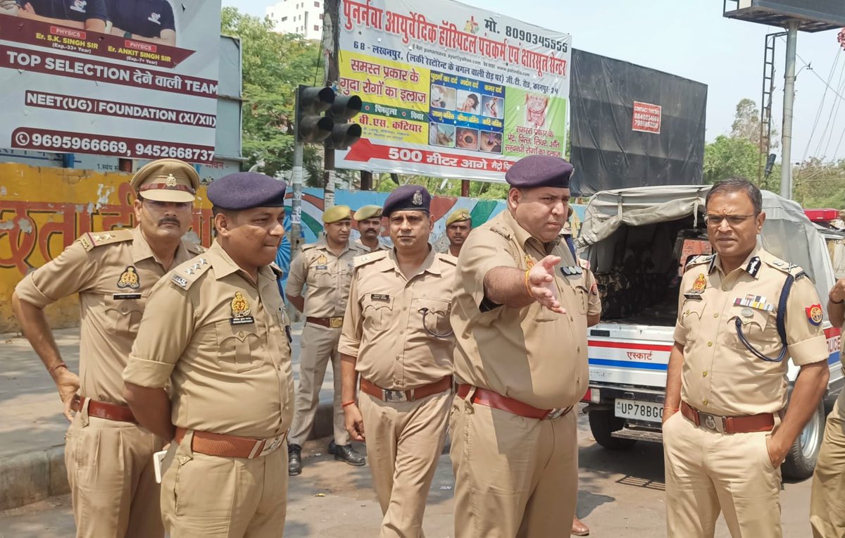 update_abhishek's tweet image. कानपुर के सीपी इन दिनों ट्रैफिक व्यवस्था को दुरुस्त करने के लिए खुद सड़क पर उतर आए 46° तापमान में लगा दी लापरवाही बरतने वाले कर्मचारियों की क्लास अगर जाम लगा तो जवाबदेही होगी तय #कोर्डियोलॉजी_हॉस्पिटल से लेकर #रावतपुर तक लगातार सीपी को मिल रही थी जाम की सूचना @Uppolice 
#kanpur