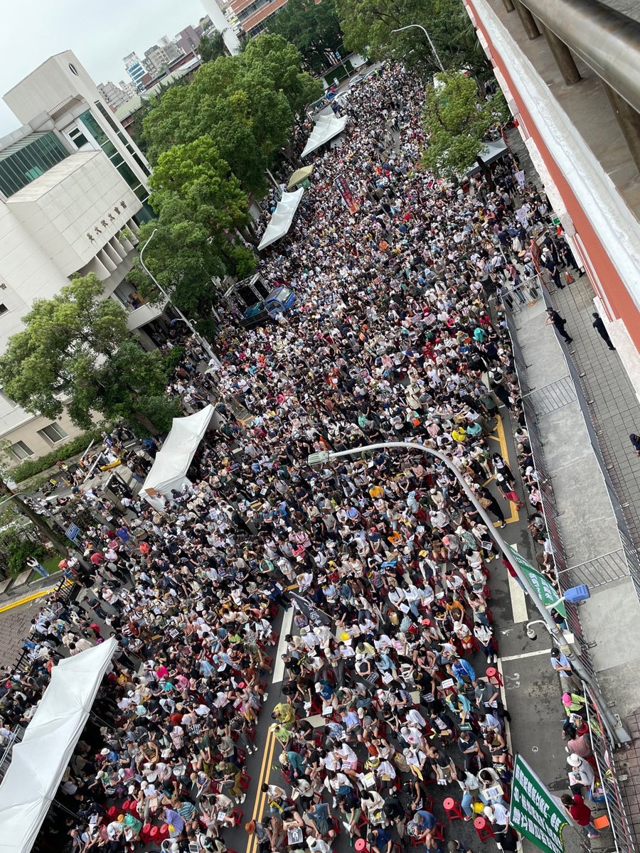 hungsunhan's tweet photo. 【2万人以上の台湾人が抗議】 
親愛なる日本のネットユーザーの皆さん、私は台湾の立法委員（国会議員）の洪申翰です。この写真は現在の台湾立法院の隣の道路の様子です。すでに2万人以上がここに集まり、国会の多数政党（国民党、民衆党）が憲法に違反し、人権を侵害する法案を強行通過させようとしていることに関心を寄せています。どうか皆さん、引き続き台湾に関心を持ってください。私のツイッターに日本語の宣伝画像を投稿しましたので、ぜひリツイートしてください。ご覧いただきありがとうございます。