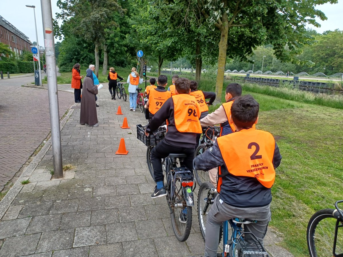 VVN030's tweet photo. En weer 200+ kinderen die praktisch verkeersexamen doen in @GemeenteUtrecht. Sommige op de fiets van hun moeder of geleend van een klasgenoot (want op de fatbike mocht niet). En één "zieke" leerling. Maandag doen we de laatste lichting van 2024. @VeiligVerkeer @Sport_Utrecht https://t.co/LgMUs8BGFQ