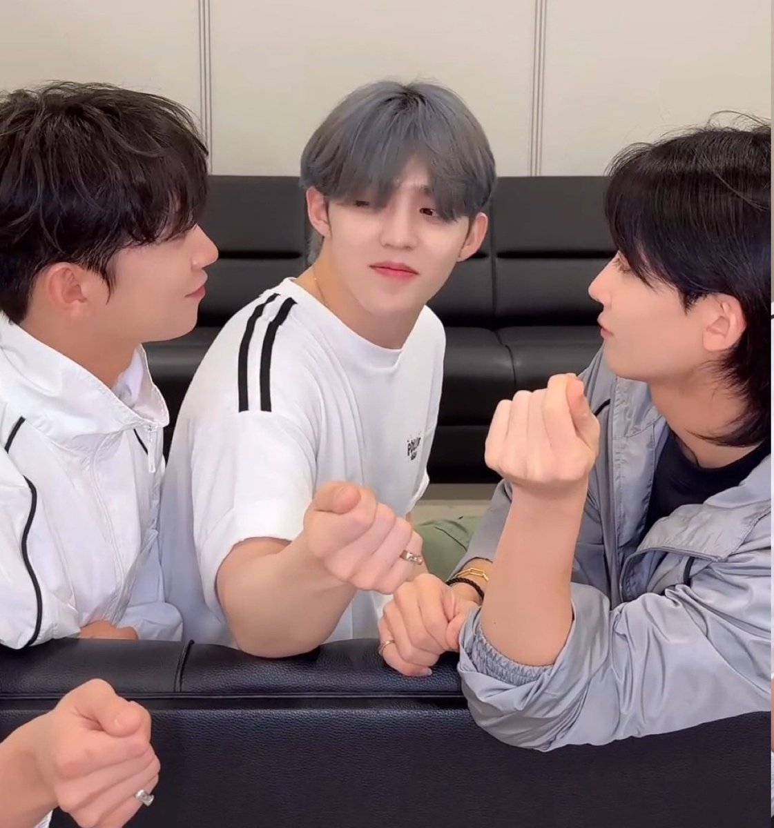 cheolsoozone's tweet photo. 💘👀 https://t.co/FQMxPtH8tI