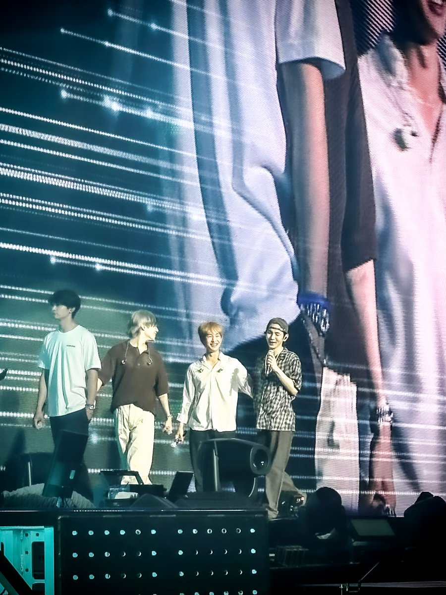 SHINee WORLD Ⅵ [PERFECT ILLUMINATION : SHINee'S BACK]

💎Day 1 REHEARSAL💎

#SHINeeWORLD_VI
#PERFECT_ILLUMINATION_SHINeeS_BACK 
#퍼펙트_일루미네이션_샤이니즈백