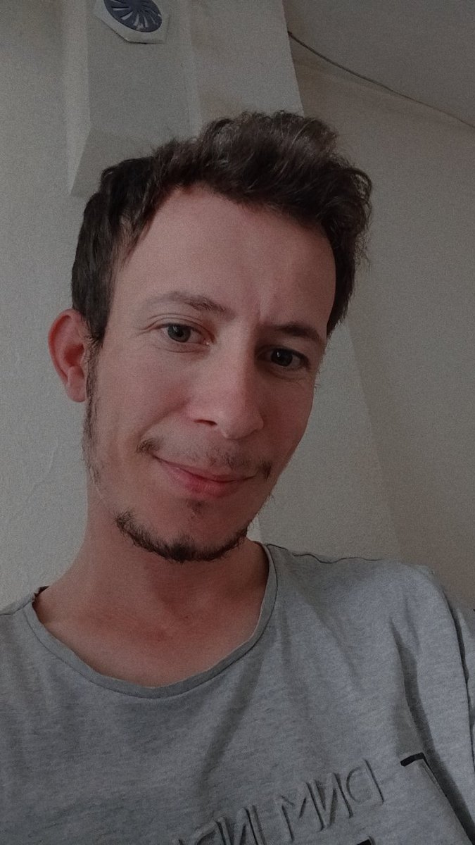 Sabah şairin üstüne saldırıyor
yaşamaktan bir güneşle kaplanıyor onun kalbi.
-İsmet Özel