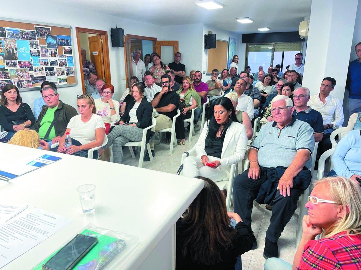 TorreviejaVista's tweet image. ¡Descubre quiénes liderarán la campaña del Partido Popular de Torrevieja para las Elecciones Europeas 2024! 👉 Enlace: vistaalegretorrevieja.com/?p=30266#Elecc… #Torrevieja #PartidoPopular @EduardoDolon @PPTorrevieja @ricrecuero