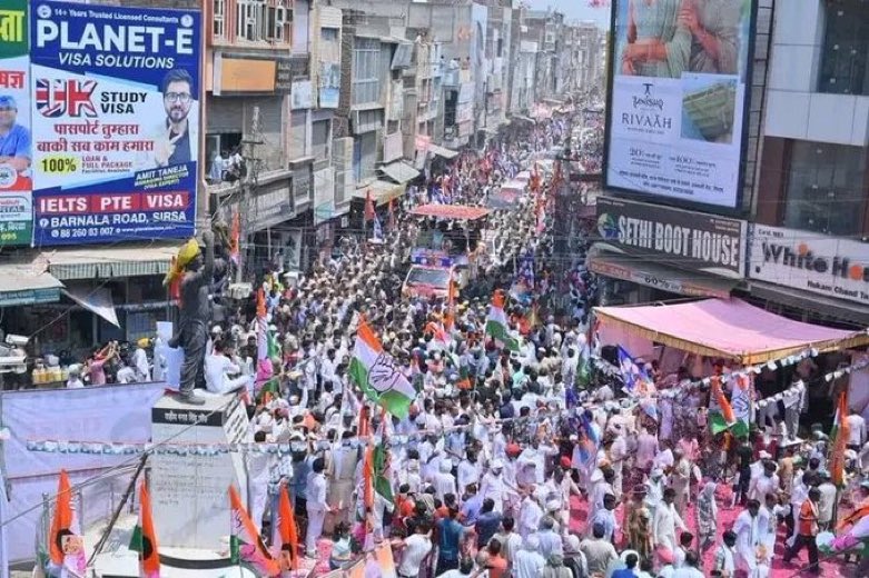 सिरसा में @Kumari_Selja भारी बहुमत से चुनाव जीत रही है,सबूत @priyankagandhi का कल का ये रोड़ शो है।