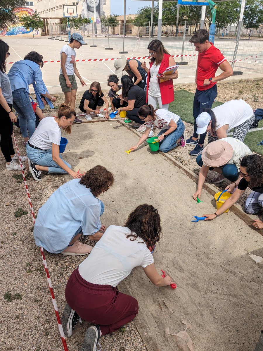 Alejandro_Egea's tweet photo. El equipo docente del #CEIPElRecuerdo de San Javier ya está  capacitado para desarrollar un proyecto educativo sobre Arqueología y Educación. Gran trabajo. 
Han sido 4 productivas sesiones de formación del @CPRRegionMurcia 👏 https://t.co/Uw2HC0FUrQ