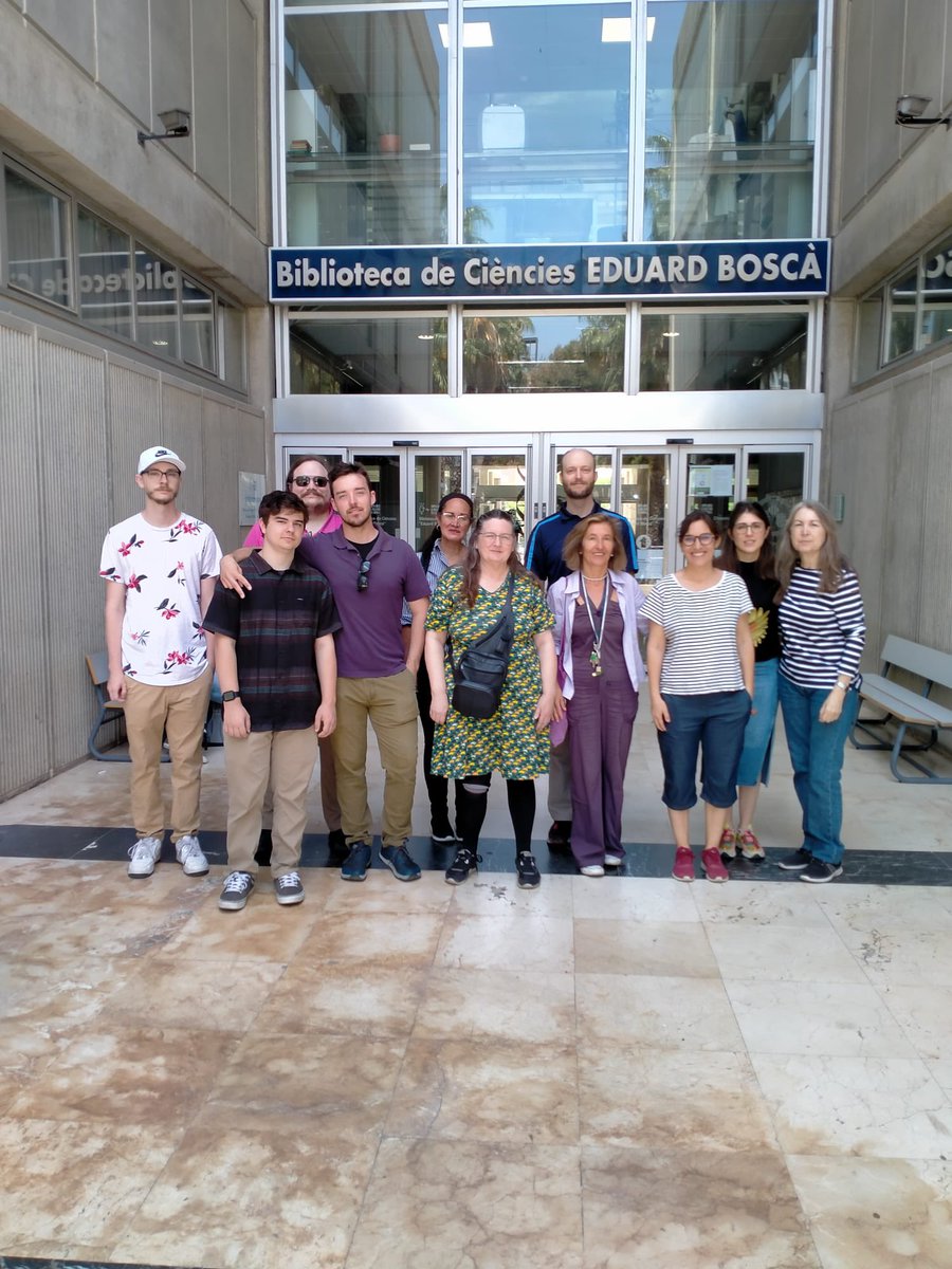 BiologiquesUV's tweet photo. Els equips de @BiologiquesUV i @FacFarmacia_UV reben la visita de la Prof Sharon Gusky, professorat i estudiantat del Connecticut State Community College  per enfortir lligams i intercanviar idees en el projecte @SWIValencia #TinyEarth https://t.co/SBKiWg5mJp