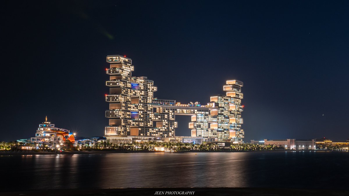 Photographers, show me your best Architecture shots, 
 Mine 📷 👇

#atlantistheroyal #palmjumeirah #architecture #dubai #visituae  #architecturephotography #travel #photography #nightphotography #jeenphotography