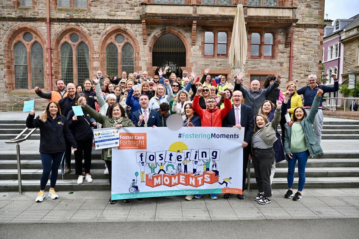 fosteringnet's tweet photo. We had a fantastic day at #FosterWalk Derry/Londonderry yesterday and were lucky enough to be joined by @FatimaWh1tbread!🎊
It it was amazing to see so many people to joins us to raise awareness of the 70,000 children and young people living in foster care across the UK. 🧡 https://t.co/dwWKcr2hIu