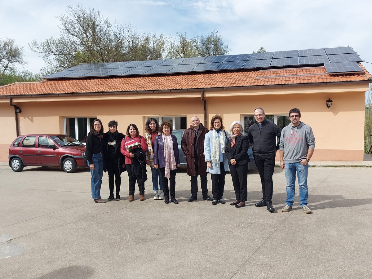 🏠¡Acciones con energía!🏠 Junto a nuestro convenio con @_CARITAS y en materia de vulnerabilidad energética, ligado fundamentalmente al Fondo Solidario de Rehabilitación Energética, hemos instalado placas solares en el Centro San Román (Centro Regional de Rehabilitación de