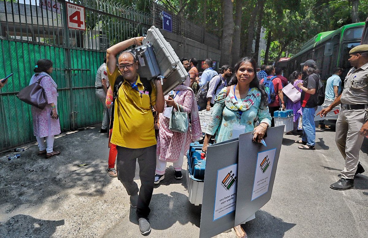 htTweets's tweet photo. #ElectionsWithHT | Electoral officials carry #EVMs and #VVPATs while heading towards their respective centers ahead of the sixth phase of #LokSabhaElections2024
📸@rajkraj_ht / HT
Track LIVE updates https://t.co/wkjmkd3MFn https://t.co/p5IVboKYrW