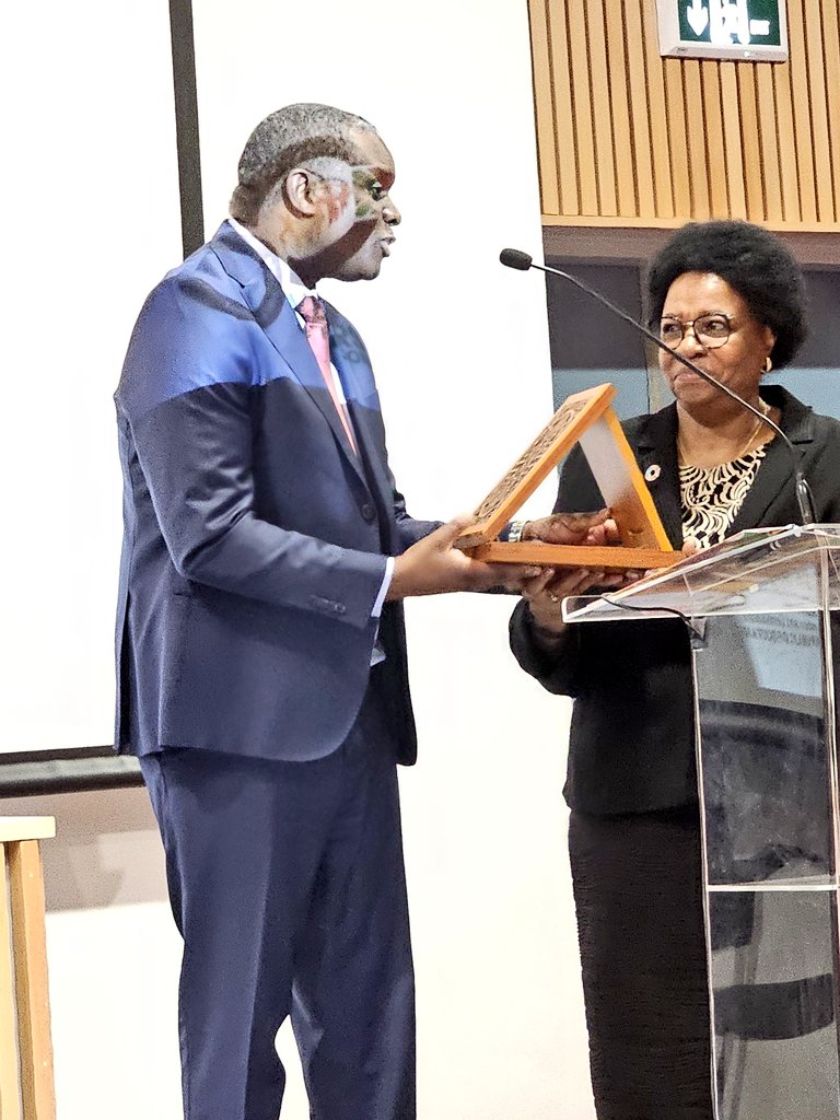 @DOJCD_ZA Director General Advocate Doc Mashabane presents a token of appreciation to Ambassador Brigitte Mabandla at the #JusticeCollegeRelaunch event.