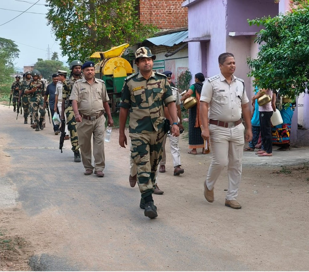 The biggest festival of India #Election2024 The troops of Adhoc Odisha IV along with the police party led by sh Raj Prasad SP Boudh conducted a flag March in the area of Maheswarpinda under Manmunda PS dist Boudh. #BSF    #FirstLineofDefence #BasFOdisha