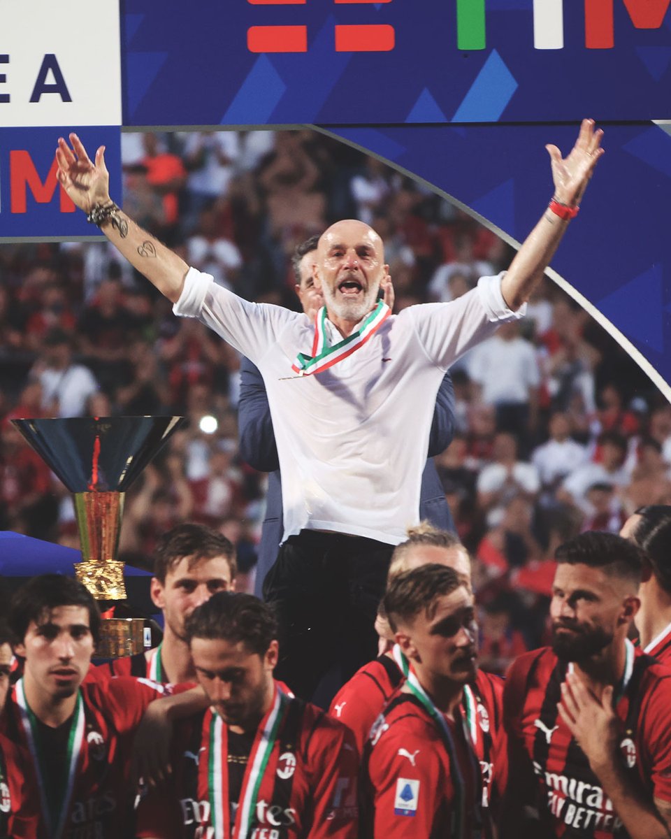 SerieA_EN's tweet photo. Celebrate the good times 👏🏆

Thank you Mister Pioli ❤️🖤 https://t.co/VBADo2Nl2c