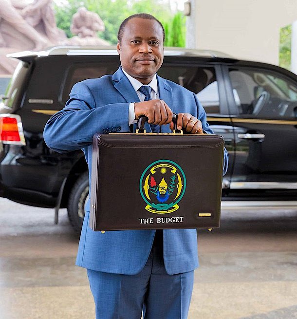 RwandaParliamnt's tweet photo. Inama Ihuriweho n’imitwe yombi iragezwaho umushinga w’itegeko rigena ingengo y’imari ya Leta ya 2024/2025.
- - -
The State Finance Bill for the 2024/2025 fiscal year will be tabled before the joint plenary.

Follow live our platform and @rbarwanda channels at 3:00pm. https://t.co/lnVXRw1pXt