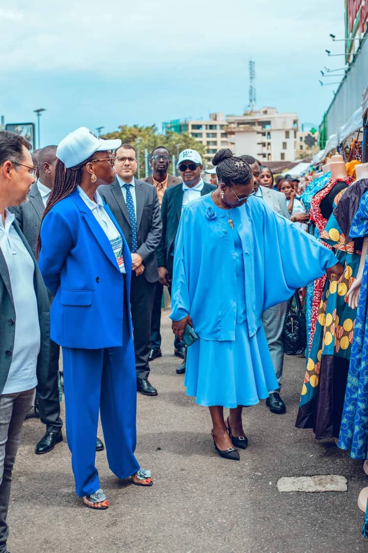 Comgouv_GA's tweet photo. Dans le cadre de la célébration de la Fête des Mères édition 2024, les membres du Gouvernement ont visité l'exposition des produits #Made_In_Gabon. 12e du genre, cette foire  met  l'accent sur le savoir-faire #Gabon-ais dans des domaines variés variés.
#FêtedesMères
#ComGouv https://t.co/mRECcVTU0X