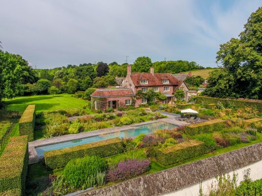 Within the Stonehenge World Heritage Site, an unlisted farmhouse with a garden by Chelsea Gold medallist Tom Stuart Smith trib.al/4qpKxUc