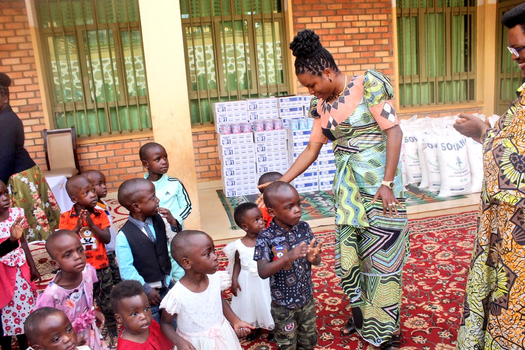 UbumweHebdo's tweet photo. Umutambukanyi w'Umukuru w'igihugu @Burundi1stLady yagendeye kuri uyu wa 24 Rusama 2024, irerero ry'impfuvyi "Umusamariya w'Imbabazi" ry'Umutambukanyi w'uwahoze ari Umukuru w'igihugu,Denise Nkurunziza, riri i #Buye muri Komine Mwumba y'intara ya @NgoziProvince https://t.co/NibDZKB7Ck