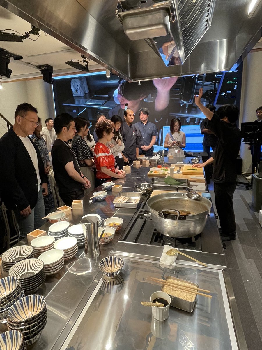 dkstokyo's tweet image. Tokyo D Kitchen Studioの巨大サイネージの紹介📢
圧巻の横幅6mの240インチ最新LEDモニターを配備しております！

遠隔地とのビデオ通話を投影しながらのクッキングや、大画面を生かしたイベント開催等、さまざまな用途で利用が可能です♪

＃表参道　#レンタルスペース