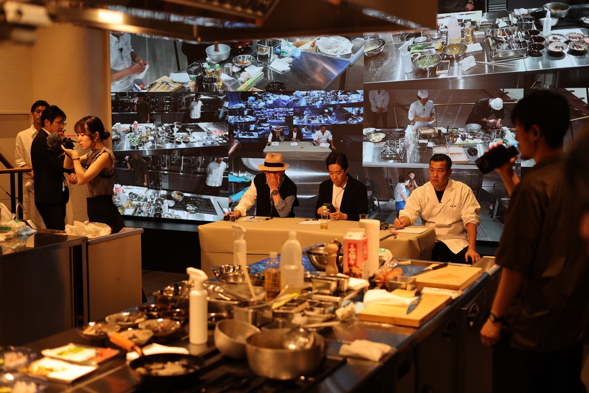 dkstokyo's tweet image. Tokyo D Kitchen Studioの巨大サイネージの紹介📢
圧巻の横幅6mの240インチ最新LEDモニターを配備しております！

遠隔地とのビデオ通話を投影しながらのクッキングや、大画面を生かしたイベント開催等、さまざまな用途で利用が可能です♪

＃表参道　#レンタルスペース