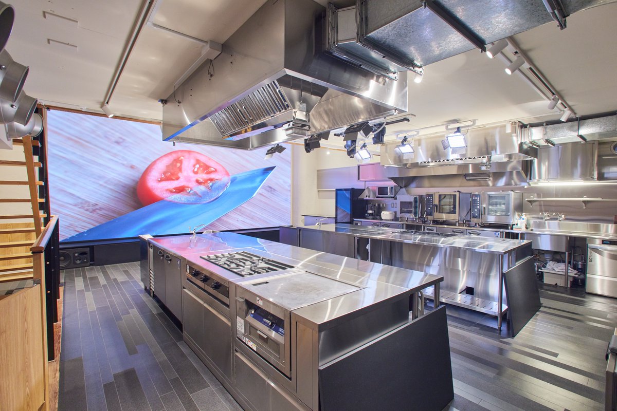 dkstokyo's tweet image. Tokyo D Kitchen Studioの巨大サイネージの紹介📢
圧巻の横幅6mの240インチ最新LEDモニターを配備しております！

遠隔地とのビデオ通話を投影しながらのクッキングや、大画面を生かしたイベント開催等、さまざまな用途で利用が可能です♪

＃表参道　#レンタルスペース