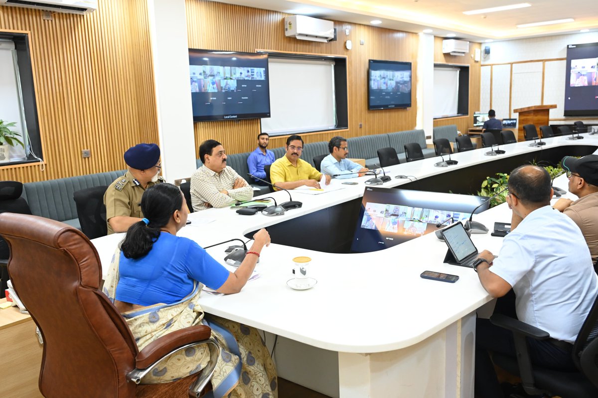 उत्तराखंड सदन, नई दिल्ली में वर्चुअल माध्यम से चारधाम यात्रा की समीक्षा करते हुए अधिकारियों को यात्रा की मॉनिटरिंग के लिए पैनल गठित करने के निर्देश दिए। रोजाना चारधाम यात्रा में बड़ी संख्या में तीर्थयात्री पहुंच रहे हैं। यात्रियों को दर्शन में दिक्कतों का सामना न करना पड़े इसके