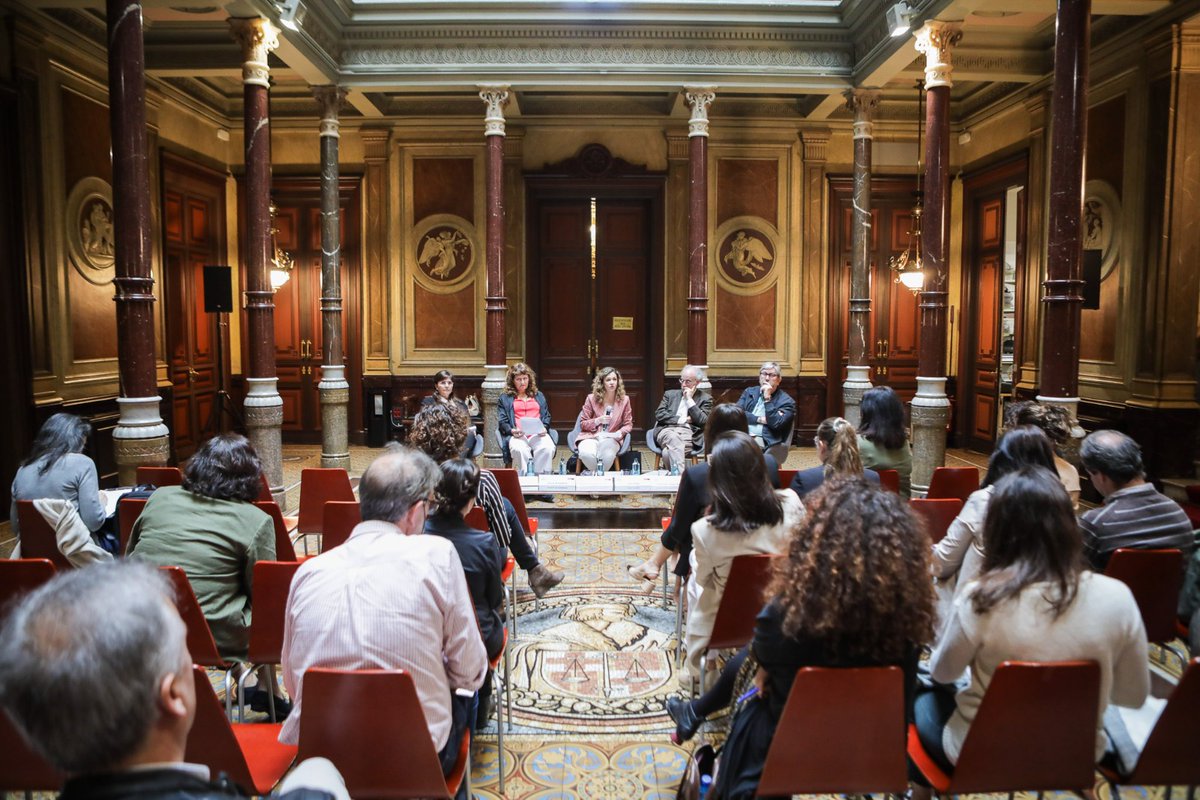 ICAB · Advocacia Barcelona (@icabarcelona) on Twitter photo 📸 Interessant sessió sobre experiències d'èxit de mediació en organitzacions. Amb els advocats Francesc José María i Toni Vidal; la dir. Màster en Mediació <a href="/UniBarcelona/">Universitat de Barcelona</a>, Imma Armadans; i la mediadora Ansel Guillamat (<a href="/ansel5speak/">Ansel</a>). Presenta i modera Emma Gumbert (<a href="/egumbertj/">Emma Gumbert Jordan</a>). 📸 Interessant sessió sobre experiències d'èxit de mediació en organitzacions. Amb els advocats Francesc José María i Toni Vidal; la dir. Màster en Mediació <a href="/UniBarcelona/">Universitat de Barcelona</a>, Imma Armadans; i la mediadora Ansel Guillamat (<a href="/ansel5speak/">Ansel</a>). Presenta i modera Emma Gumbert (<a href="/egumbertj/">Emma Gumbert Jordan</a>).