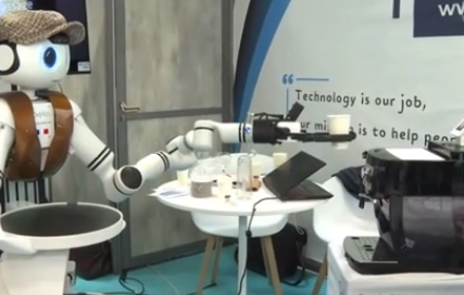 Onyro, le petit robot star d'Ipsum Tek t'offre un café !☕️🤖 #VivaTech