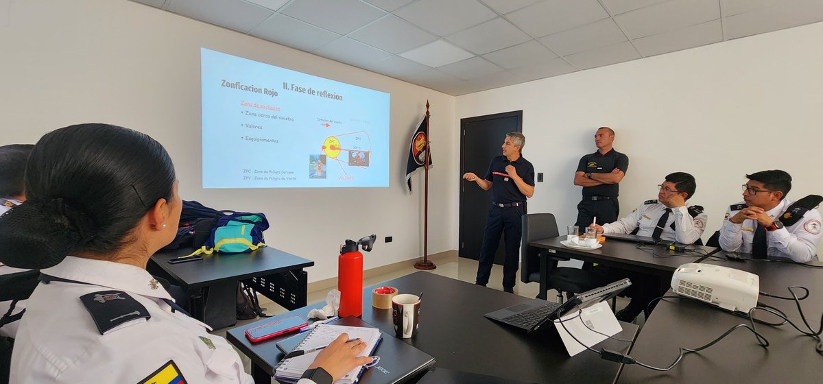 sdis84's tweet photo. #mission #international #RCH
Un de nos officiers en mission #formation ss l'égide de l'@ENSOSP pr 15 jrs à #Quito, Équateur, avec un formateur militaire (#ForMiSC) de la @SecCivileFrance . Prog : présentation de l'org, du matériel et de la méthodo française en risques chimiques https://t.co/tvr10jfpVX