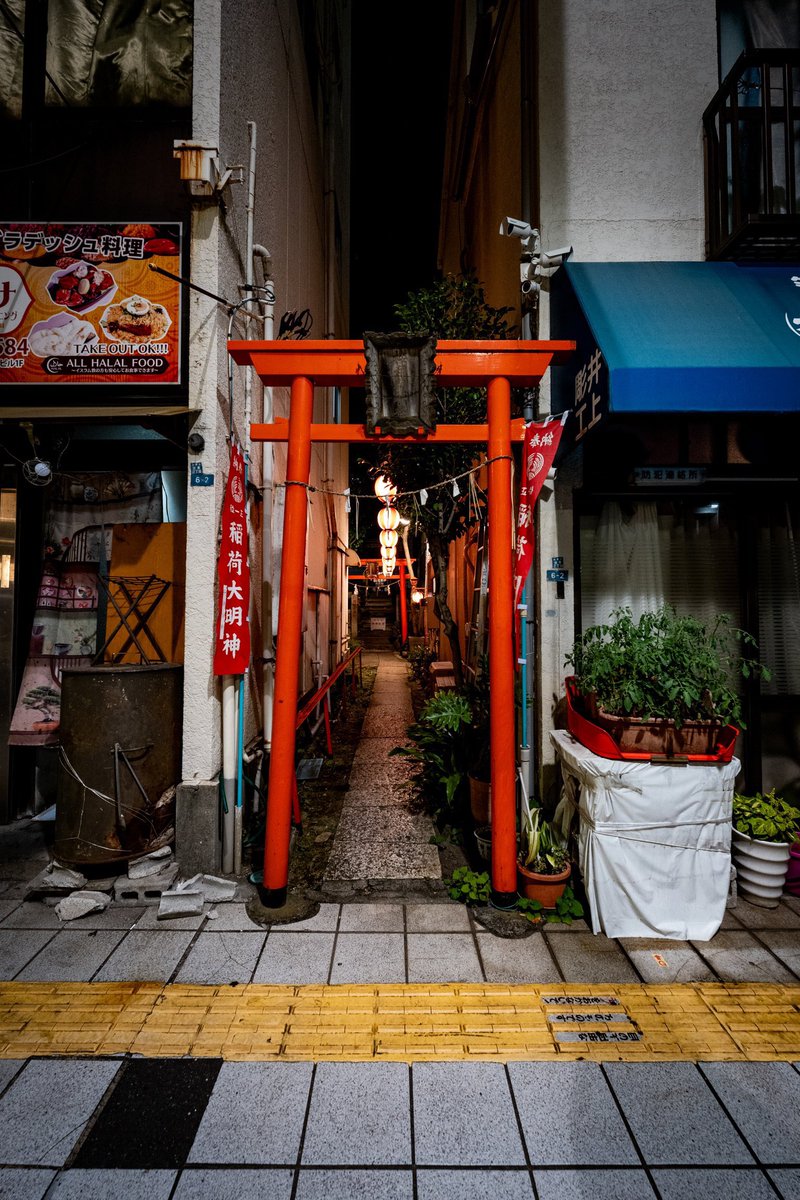 ビルの狭間に挟まる様に在る稲荷神社。