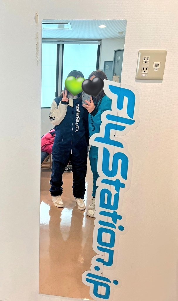 omc081819's tweet photo. FlyStation へ💚🧡💙🩷
あべさく記念日 に…
飛んできましたWwww
ずっと気になってたからこれて嬉しい。
2フライト体験で…
タクシーフライメッチャ楽しい！
証明書もらえました!

楽しい1日でした💚🖤

 #FlyStation 
#SnowMan https://t.co/6pWqCisJ9o