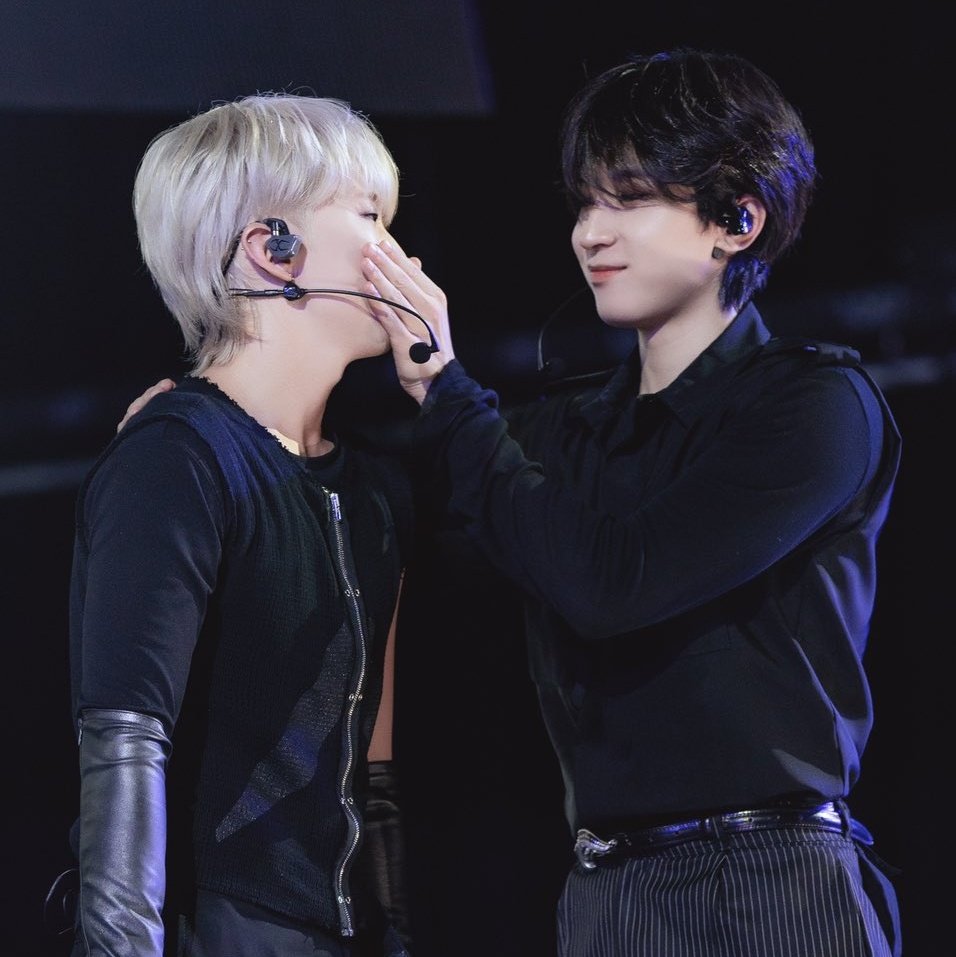 권군 헤드마이크 젖히고 입 막는 전군 눈빛 봐...