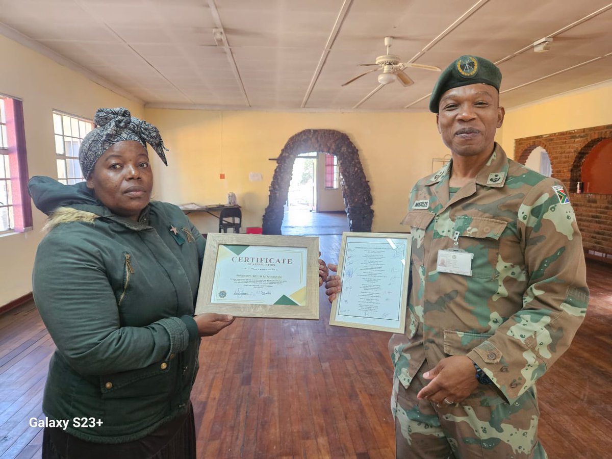 SANDF_ZA's tweet photo. READ || “When You Thought I Wasn’t Looking” Sector 2 Limpopo Battalion hosted an Appreciation Certificate Ceremony.
https://t.co/vdsOdnM5qK
#SANDF
#JointOperationDivision
#OperationPROSPER https://t.co/O4CSuNqITh
