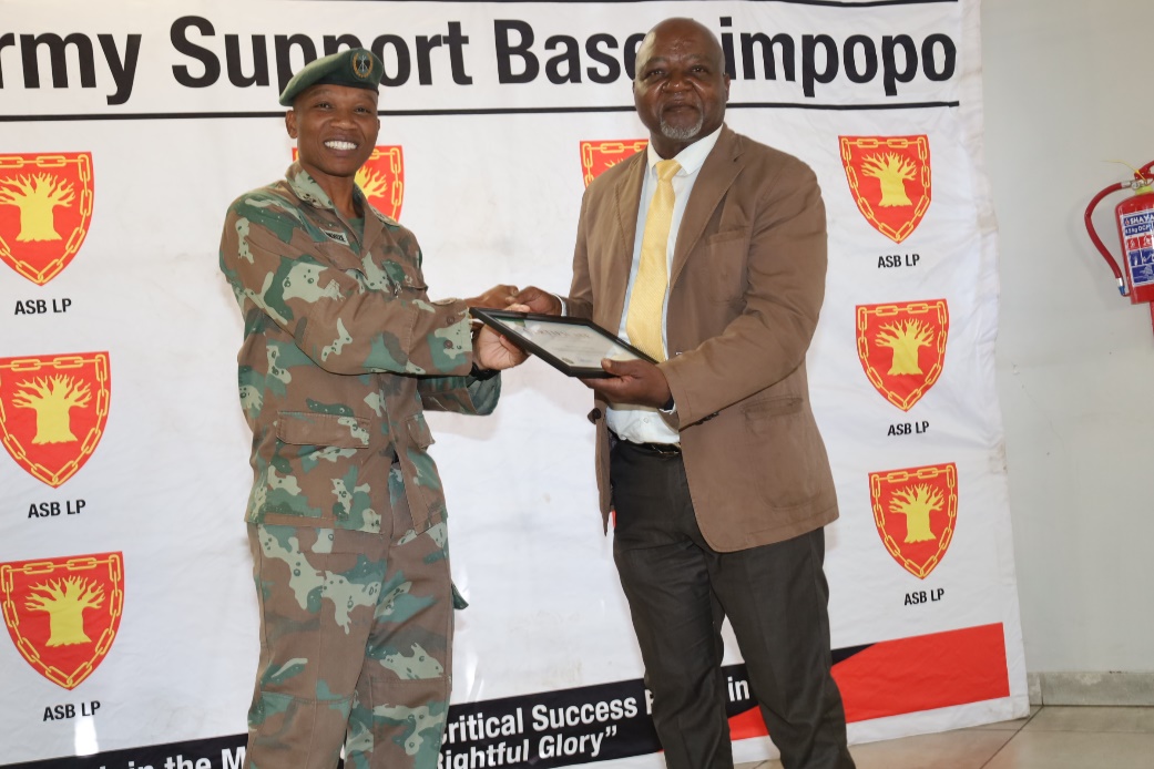 SANDF_ZA's tweet photo. READ || “When You Thought I Wasn’t Looking” Sector 2 Limpopo Battalion hosted an Appreciation Certificate Ceremony.
https://t.co/vdsOdnM5qK
#SANDF
#JointOperationDivision
#OperationPROSPER https://t.co/O4CSuNqITh