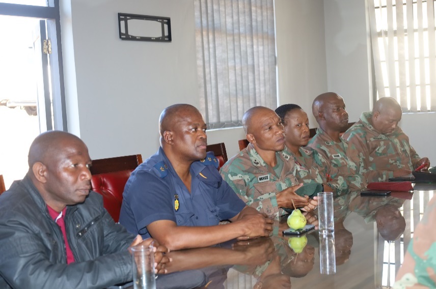 SANDF_ZA's tweet photo. READ || “When You Thought I Wasn’t Looking” Sector 2 Limpopo Battalion hosted an Appreciation Certificate Ceremony.
https://t.co/vdsOdnM5qK
#SANDF
#JointOperationDivision
#OperationPROSPER https://t.co/O4CSuNqITh