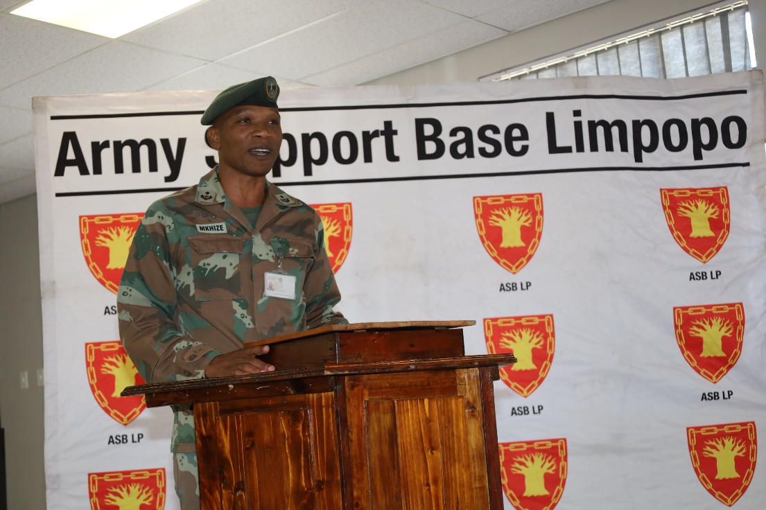 SANDF_ZA's tweet photo. READ || “When You Thought I Wasn’t Looking” Sector 2 Limpopo Battalion hosted an Appreciation Certificate Ceremony.
https://t.co/vdsOdnM5qK
#SANDF
#JointOperationDivision
#OperationPROSPER https://t.co/O4CSuNqITh