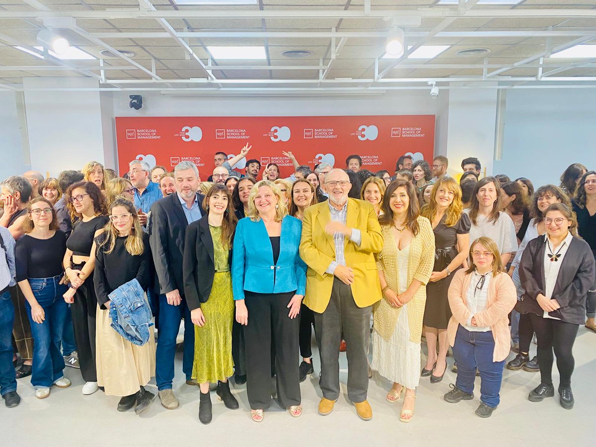 FunbrainBcn's tweet photo. 🥳Que bé ens ho vam passar a l'acte de celebració dels 30 anys del Màster de Comunicació Científica de la @ccupf al @bsm_upf.

L'Alumni i CEO de #Funbrain, Concepció Sanz ens deixa aquest recull de fotografies que descriuen l'esperit d'aquesta fantàstica professió. Gràcies!👇 https://t.co/tE4HEQYLjw