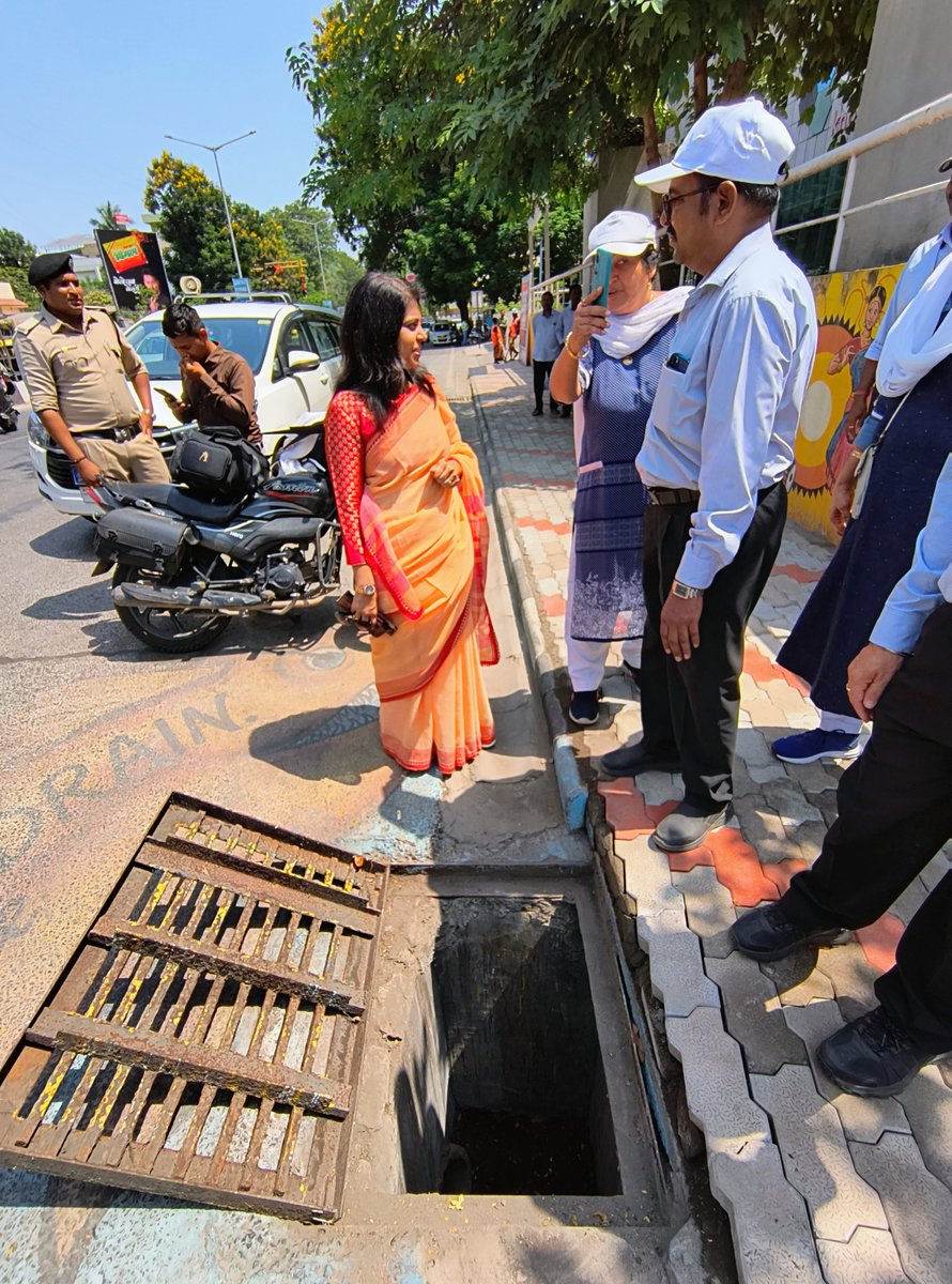 માન. કમિશ્નર શ્રીમતી શાલીની અગ્રવાલ IAS દ્વારા અઠવા ઝોન વિસ્તારમાં પ્રિમોન્સૂન કામગીરીના ભાગરૂપ ખાડી સફાઈ, ઇનલેટ ચેમ્બર સફાઈ અને અન્ય કામગીરીની સમિક્ષા કરી જરૂરી સુચના અને માર્ગદર્શન આપવામાં આવ્યું.