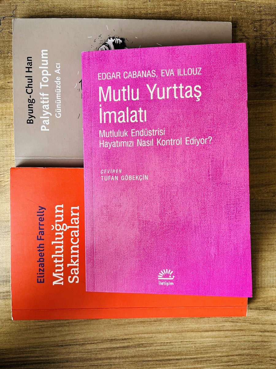 “Son birkaç on yılda kökten değişen tek şey, mutluluk kavramının karşımıza çıkma sıklığı ve yaygınlığı değildir. Mutluluğu anlam şeklimiz de kökten değişime uğramıştır.” Edgar Cabanas, Eva Illouz, Mutlu Yurttaş İmalatı: Mutluluk Endüstrisi Hayatımızı Nasıl Kontrol Ediyor? , s.13