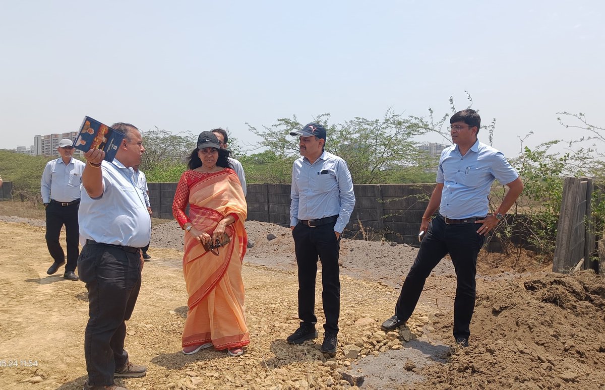 માન. કમિશ્નર શ્રીમતી શાલીની અગ્રવાલ IAS દ્વારા રાંદેર ઝોન વિસ્તારમાં બરાજ પ્રોજેક્ટ અંગેના આયોજન અને પ્રિમોન્સૂન કામગીરીના ભાગરૂપ ખાડી સફાઈ, ફલડ ગેટ ઓપરેશન અને અન્ય કામગીરીની સમિક્ષા કરી જરૂરી સુચના અને માર્ગદર્શન આપવામાં આવ્યું.