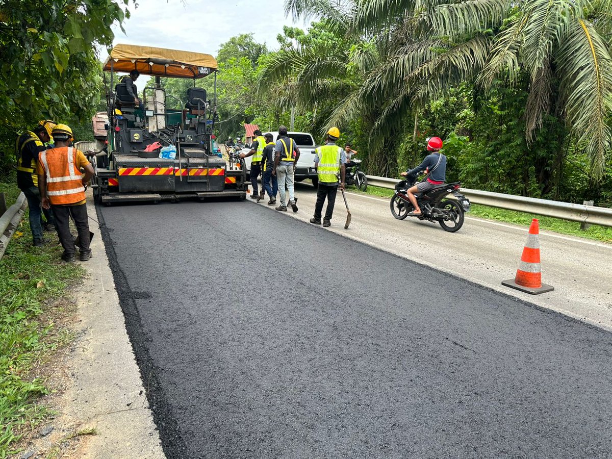 Kerja-kerja membaikpulih permukaan jalan dengan kaedah Mill &amp; Pave (SFM) di jalan Berchang - Sg koyan FT0235 Seksyen 22.00 - 24.00 (Kg Berchang) Daerah Lipis, Pahang sedang dilaksanakan. Mohon pengguna jalan raya mematuhi papantanda amaran.

<a href="/IPJKR_Official/">JKR Malaysia Rasmi</a>
<a href="/JKRPAHANG/">JKR PAHANG</a>
<a href="/followers/">はうはう</a>