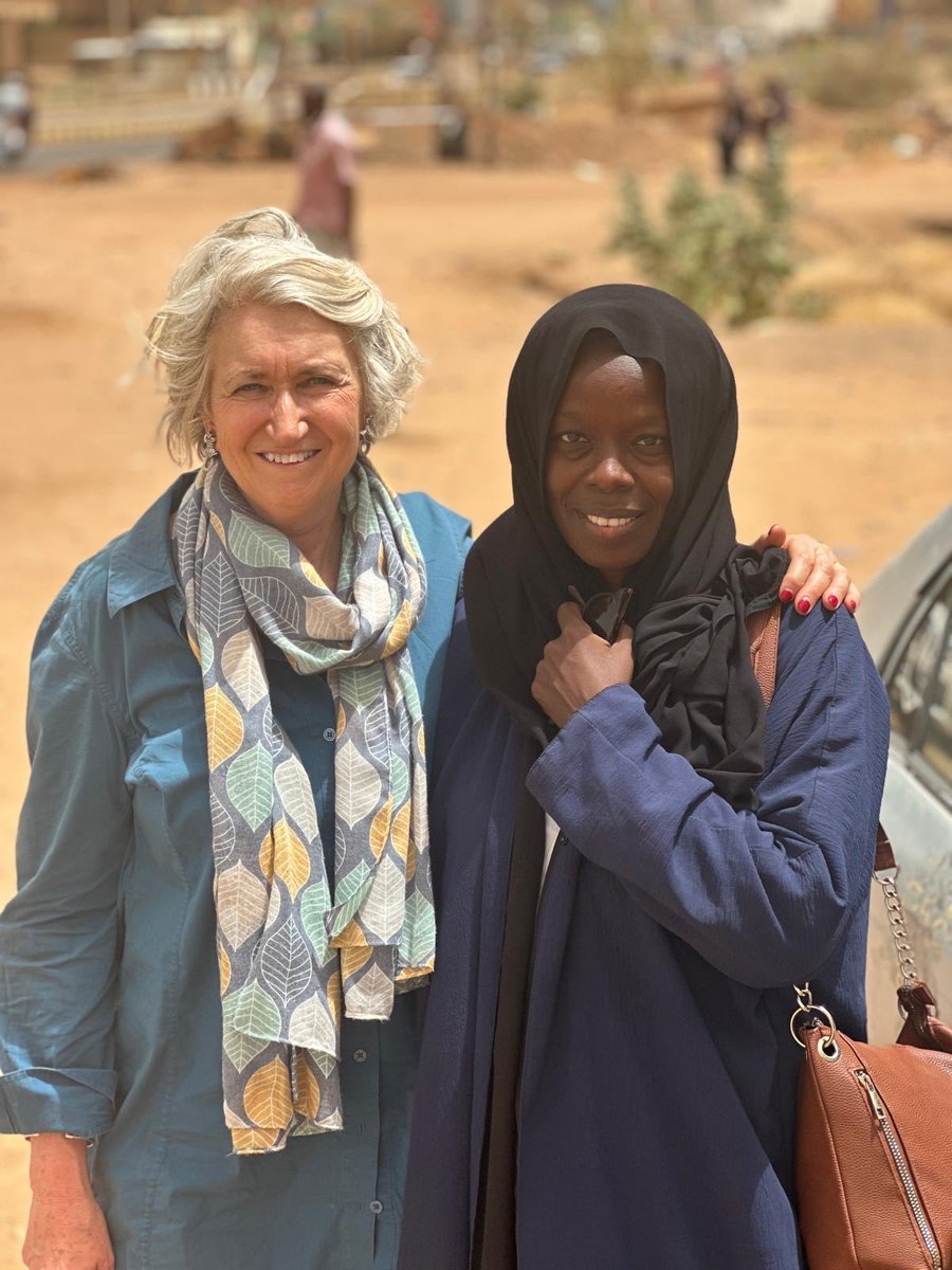 In #Omdurman, I was able to meet up with ⁦@ZeinabMSalih⁩, who has done amazing reporting from #Sudan for ⁦@guardian⁩. Like other members of ⁦@MarieColvinNet⁩ she undergoes the danger and discomfort of reporting war all the time, while I visit only briefly.