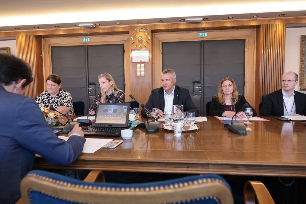 Jutro sem preživel v Državnem zboru na Odboru za zadeve EU.

Predstavil sem stališče vlade do prihodnosti trgovinske politike EU, nadgradnji trgovinskih odnosov z Afriko in nadaljne aktivnosti po 13. ministrski konferenci WTO.

Zahvaljujem se poslankam in poslancem za podporo.