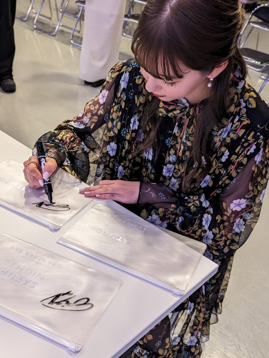 予告🐘 ＼ #村上愛花 さんの サイン入りサタデーナイト・クリアケース