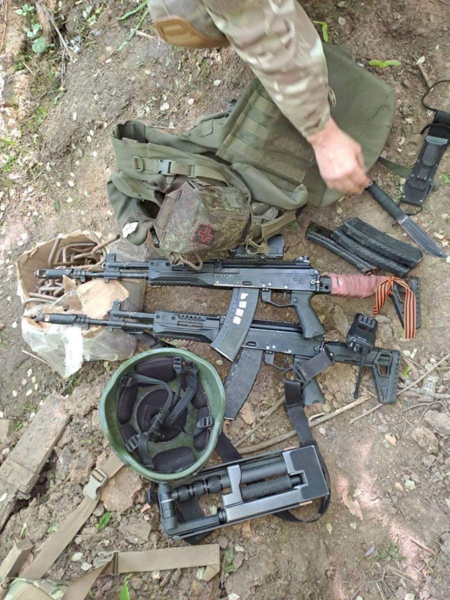 #Russia / #Ukraine 🇷🇺🇺🇦: Combatants of #Ukrainian Forces released a new photo from the #Kharkiv (#Kharkov) Front. Seemingly the combatants have captured two modern AK-12 Obr. 2020 assault rifles along with spare mags from #Russian Troops.