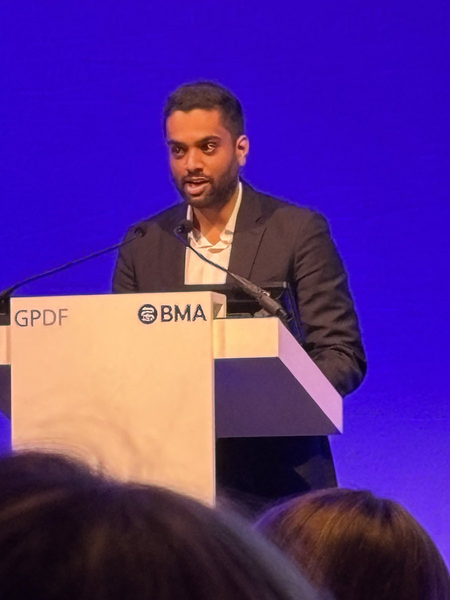DrIainKennedy's tweet image. Dr Malinga Ratwatte of ⁦@TheBMA⁩ GP registrars’ committee laments the 

🎤 “Failure of [all] governments to recognise the economic value of the family doctor”

#ConfLMC24 ⁦@m_ratwatte⁩
