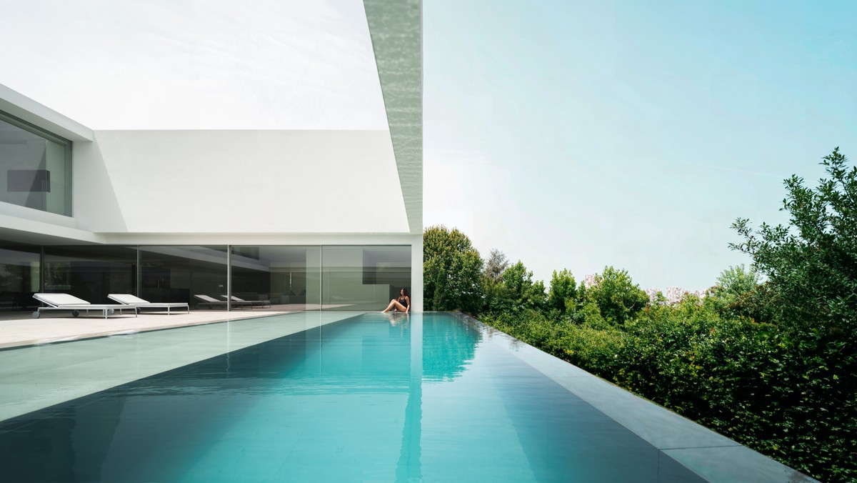 The Compluvium House in Madrid, Spain, design by Fran Silvestre Arquitectos, enjoys an open and fluid spatiality: e-architect.com/madrid/compluv… #house #madrid #modernhome #spanishproperty #swimingpool