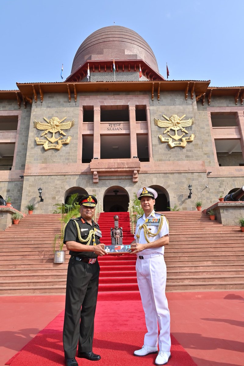 #COAS interacted with all Medal Winners & Awardees of the #146NDACourse and the Cadets from #Friendly_Foreign_Countries, after the #PassingOutParade. He complimented them for their devotion & exemplary performance in training, academics & extra-curricular activities. 
The #COAS