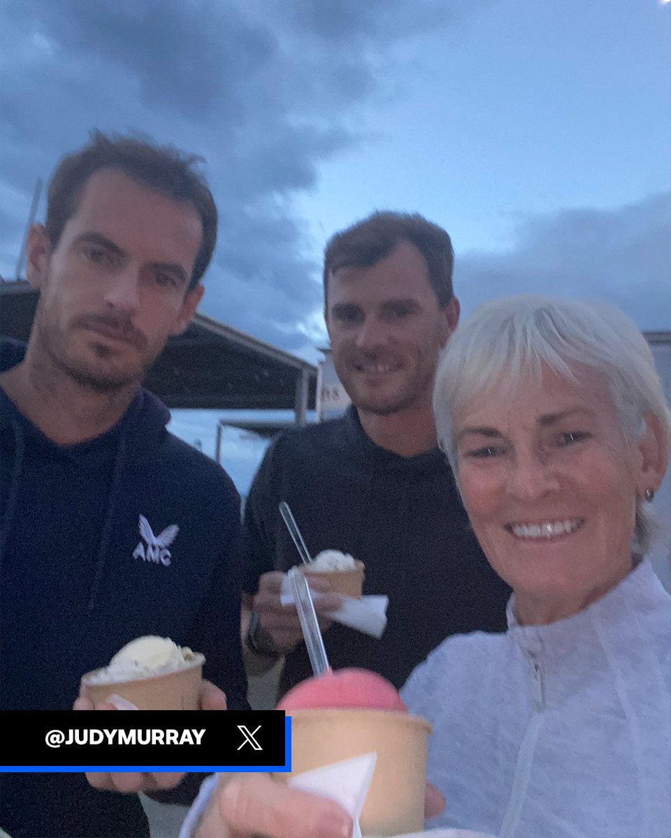 The Murrays are all smiles... except for one 😐 (via @JudyMurray)