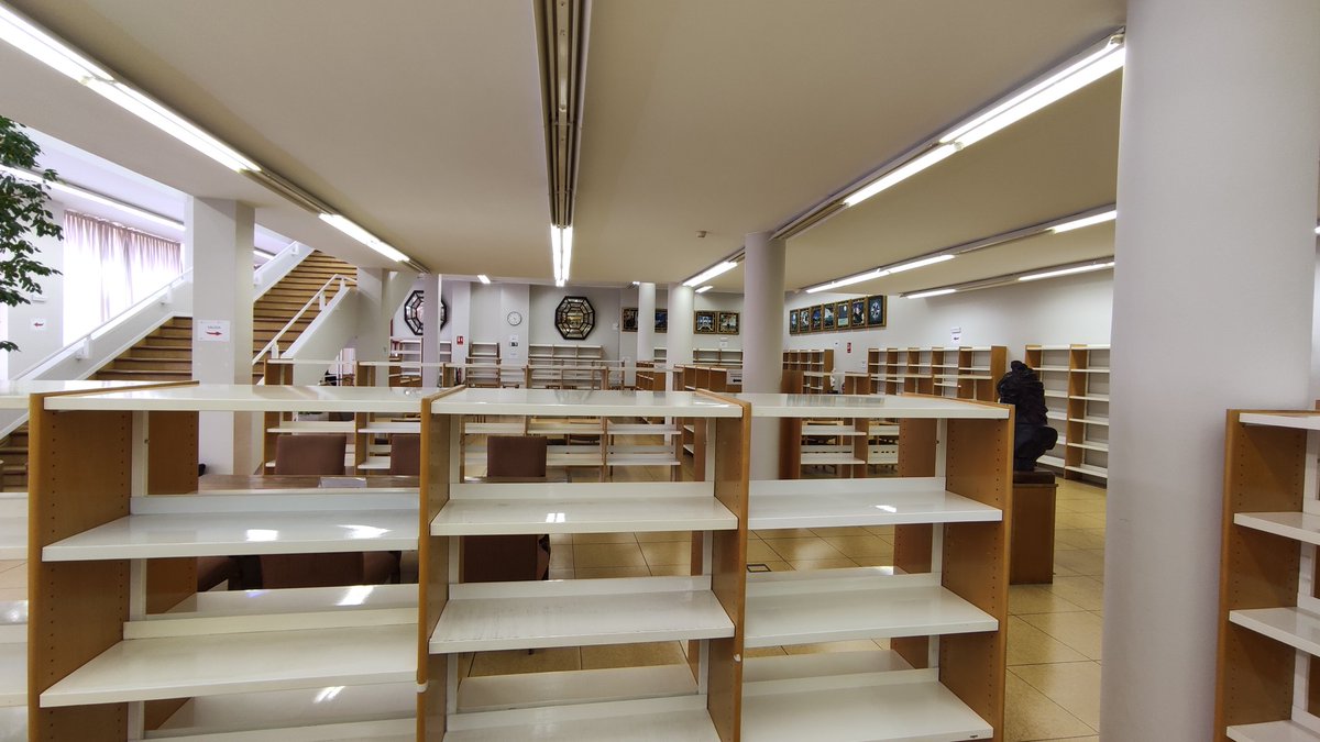 ani_cali's tweet photo. Ayer nos juntamos unas compañeras trabajando en la Biblioteca Islámica de la AECID. Debido al proyecto de reubicación a un espacio menor, esta biblioteca especializada y referencia en su campo, tiene hoy esta apariencia. Una biblioteca sin libros. https://t.co/077XPqsq29
