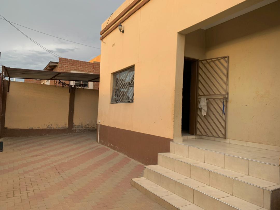 WithRealtor's tweet photo. Cozy House for sale 
📍 Hakahana  Windhoek 
Going for N$ 1.2 million
 
Home features 
■ 3 bedroom 
■ 2 toilets 
■ BIC in the kitchen
■ Electrical fence
 Call : 081 488 2899 https://t.co/QcD5BF57xY